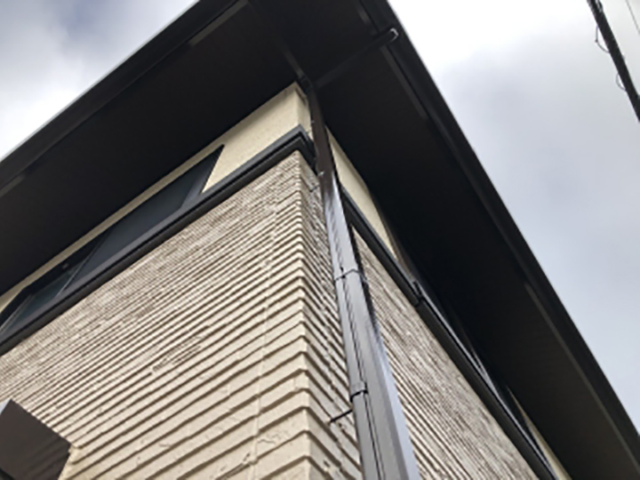 施工後のお写真です。<br />
艶消し外壁と艶有の付帯のコントラスト、バッチリです！