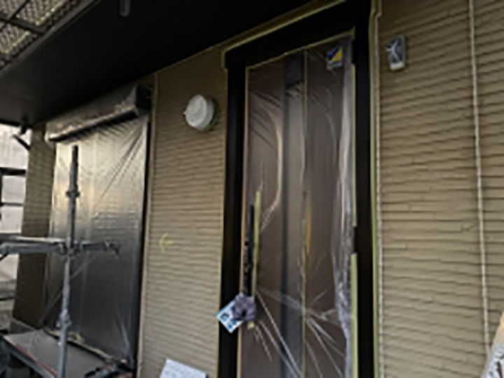 塗装前に窓周り等の開口部を養生します。<br />
ライン出しにもこだわります！