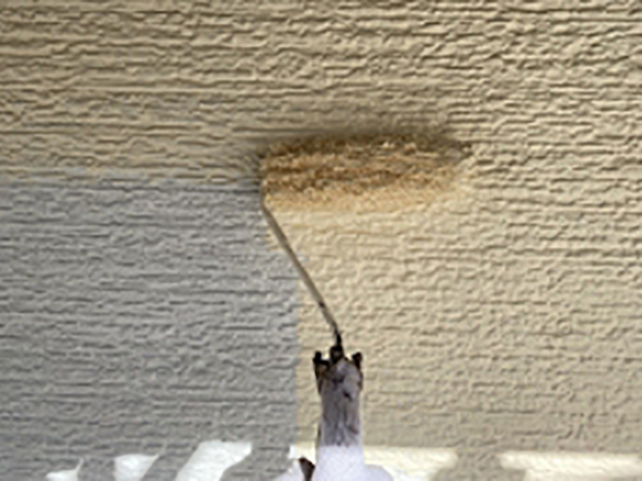 2階壁の中塗りを行います。