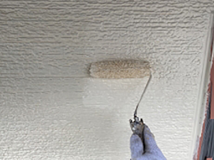 2階壁の上塗りを行います。