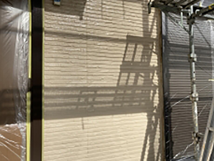 1階壁の中塗りが完成しました。