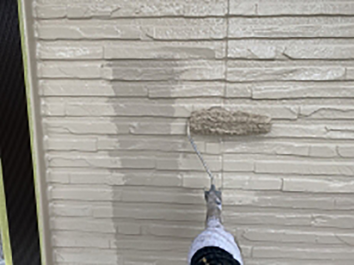 1階壁の上塗りを行います。