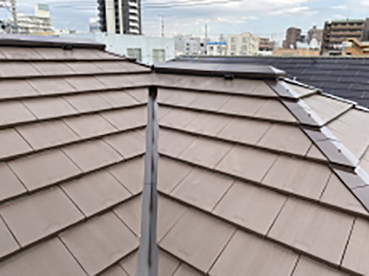 屋根板金部の塗装完了後のお写真です。