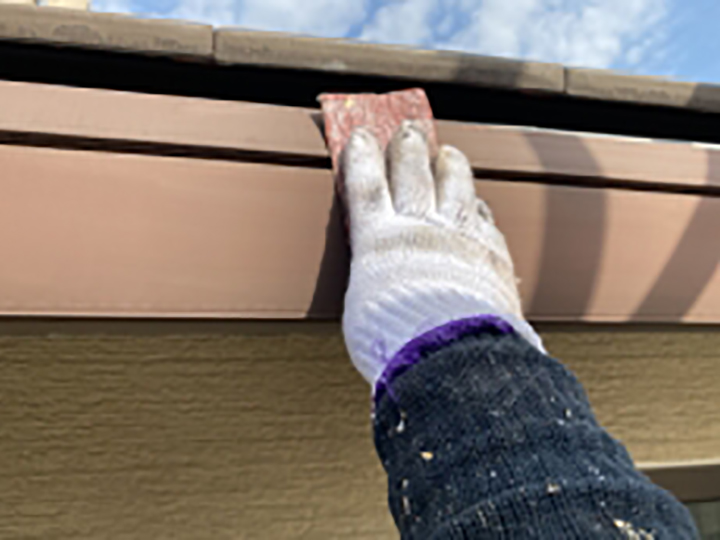 雨樋の素地を調整します。