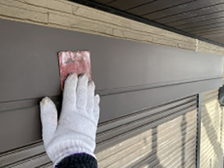 シャッターBOXの素地を調整します。