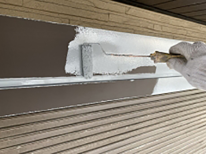 シャッターBOXの下塗りを行います。