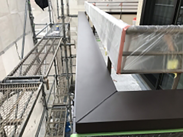 バルコニーの笠木にカバー工法を施しました。