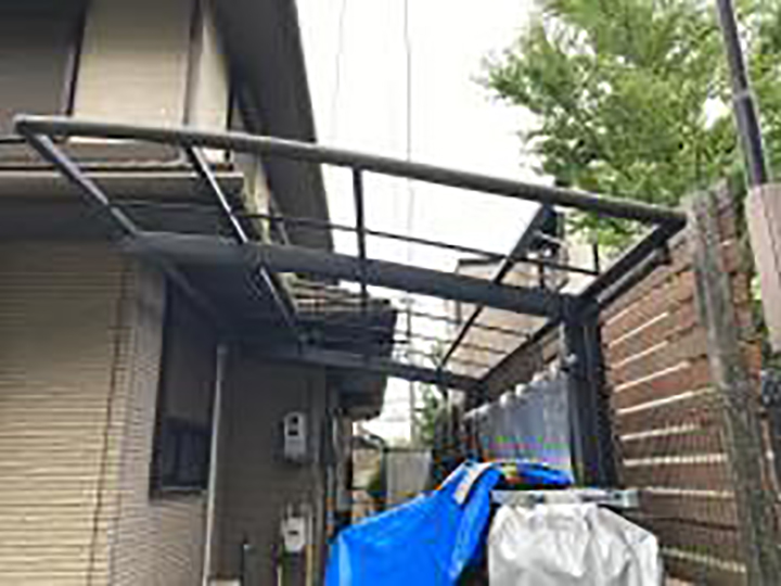 足場設置前にカーポートポリカを取外しました。