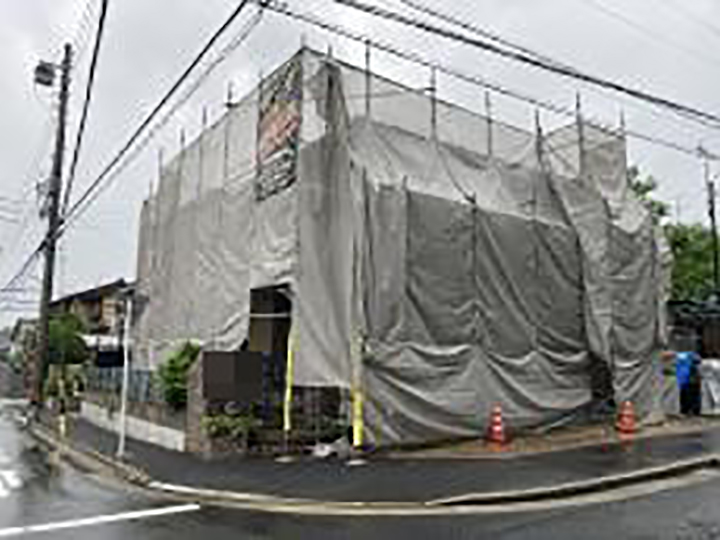 足場架けとメッシュシートを設置します。