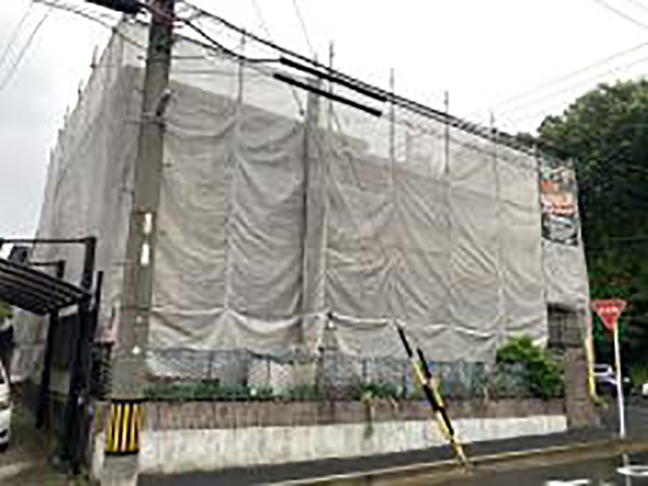 メッシュシートを設置することで塗料などが飛散することを防ぎます。