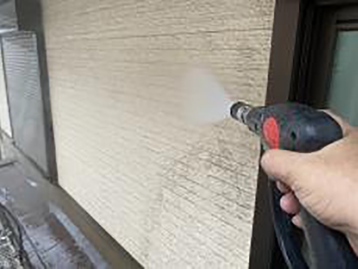 壁を高圧ジェットで洗浄します。