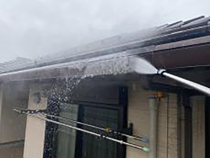 雨樋を高圧ジェットで洗浄します。