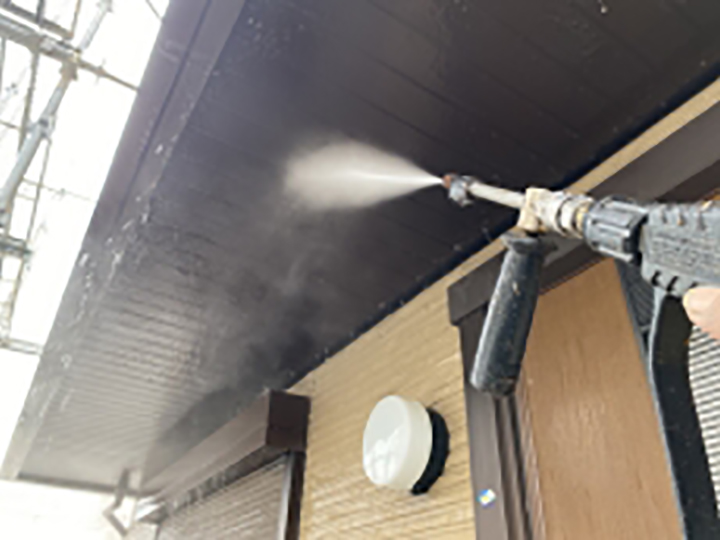 上裏を高圧ジェットで洗浄します。