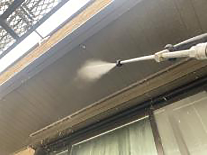 上裏を高圧ジェットで洗浄します。