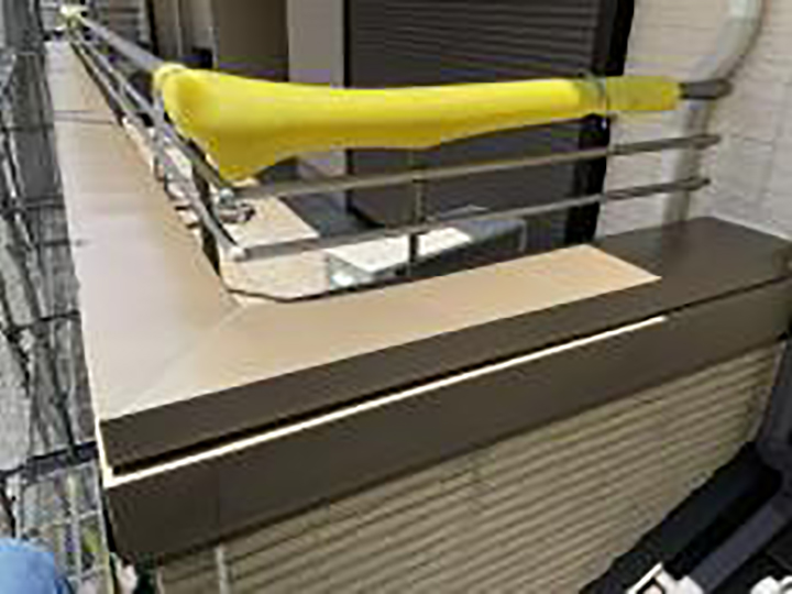 バルコニーに笠木カバー工法を施しました。