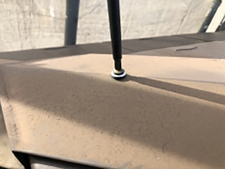 屋根板金包みのビスが緩んでいたため締め直しました。