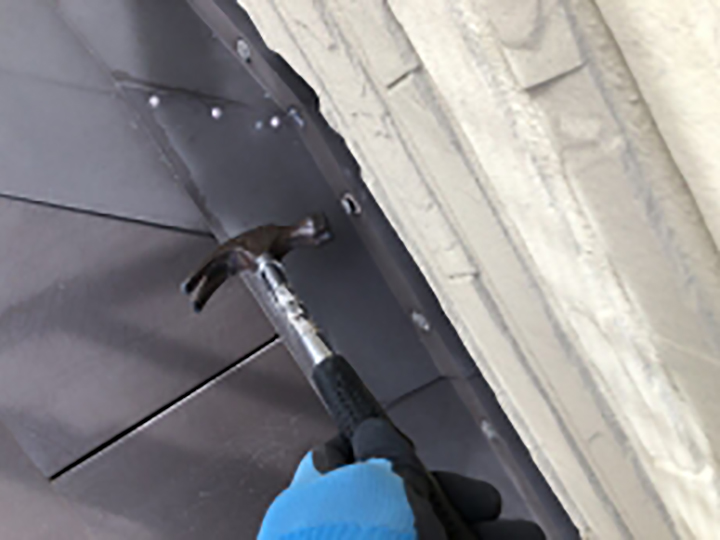 下屋根板金を釘押さえしました。