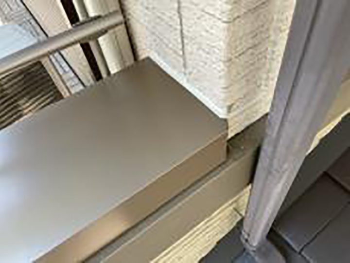 壁との取り合い部にはしっかりとコーキングを設置します。