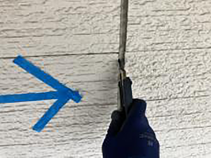 古いコーキングを切り取ります。