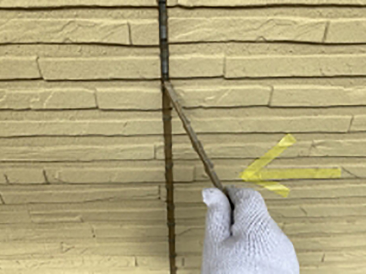 切り取った古いコーキングを撤去します。