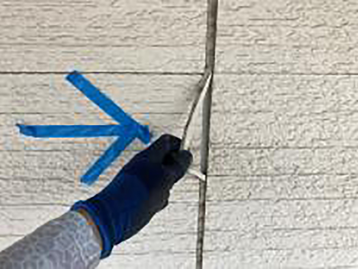 切り取った古いコーキングを撤去します。