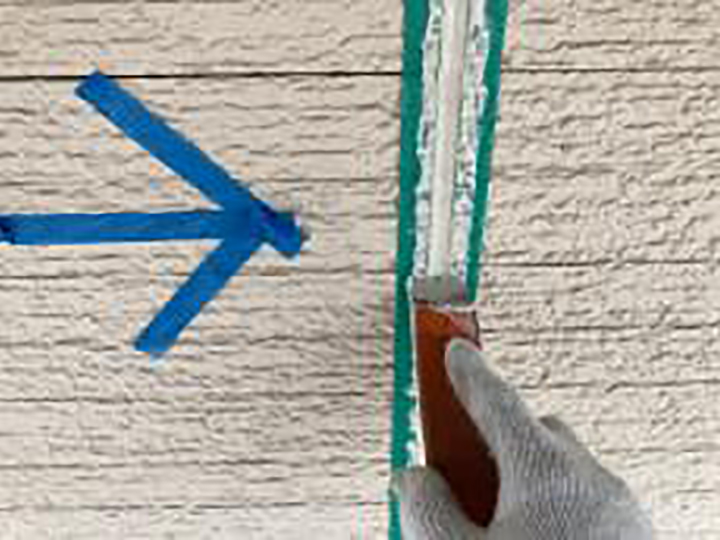 充填したコーキングをヘラ押えします。