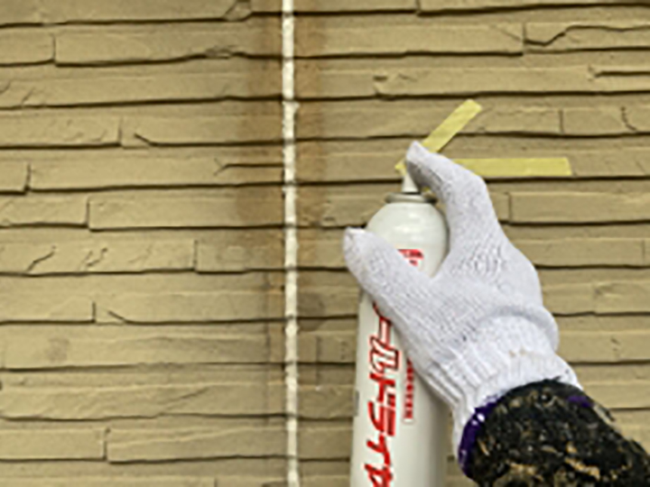 冬場でしたので、コーキング設置後に硬化促進剤を塗布しました。