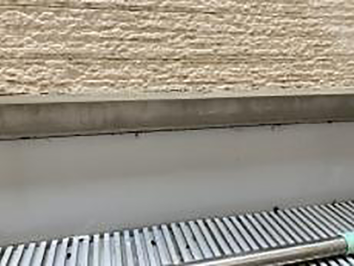 水切り上を新しいコーキングに打ち替えました。