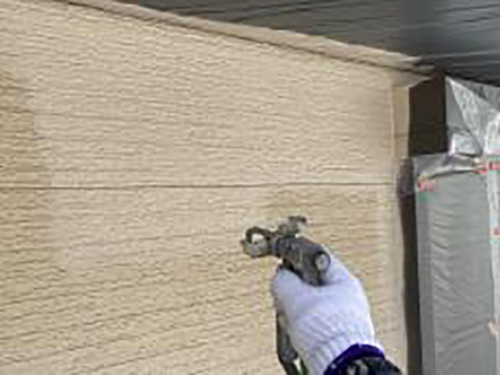 2F壁の下塗りを行います。