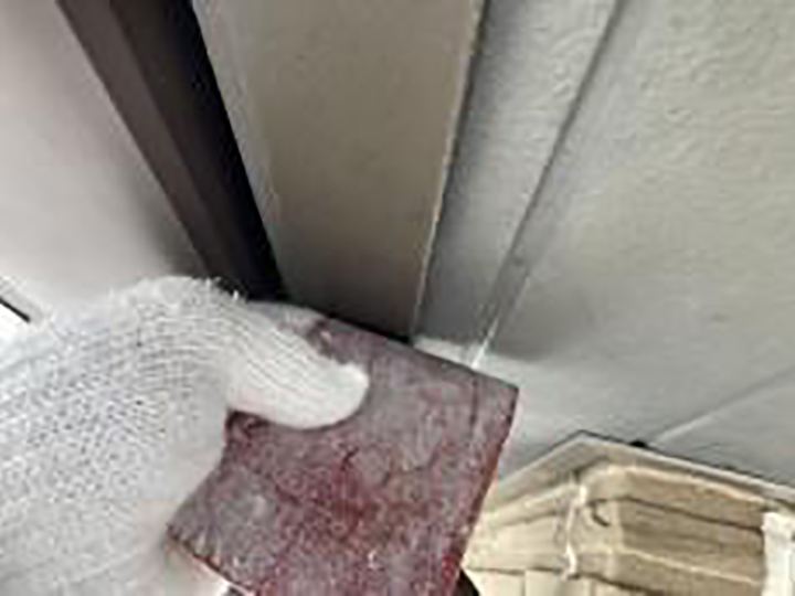 鼻隠しの素地を調整します。