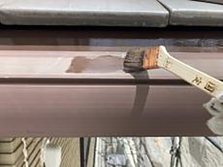 雨樋仕上げ1回目を行います。