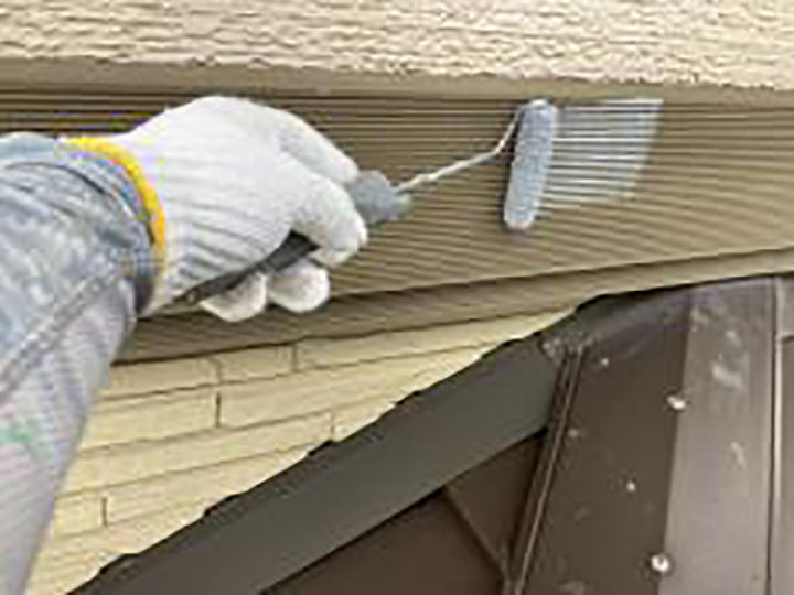 帯にサビ止めを塗布します。