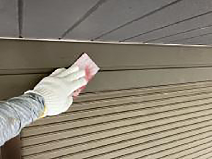 シャッターBOXの素地を調整します。