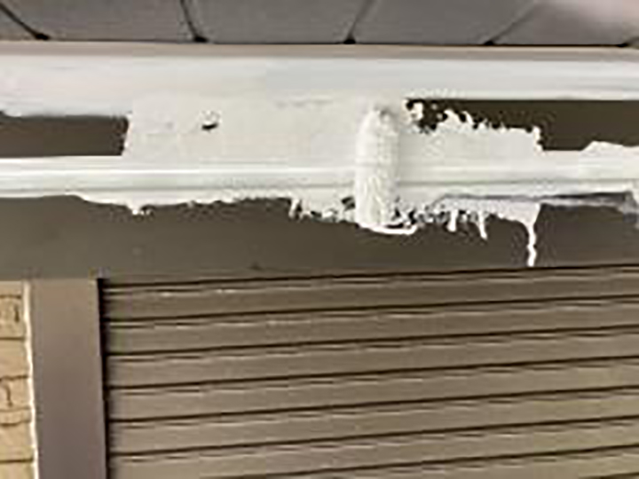 シャッターBOXに専用プライマーを塗布します。