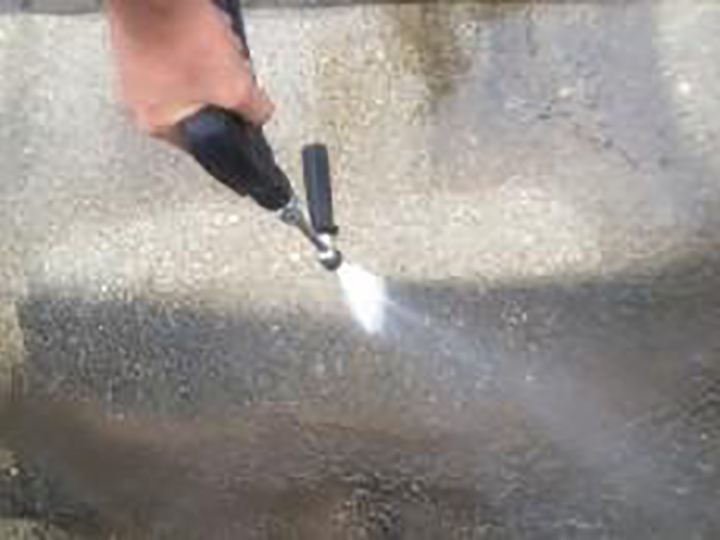 土間コンを高圧ジェットで洗浄します。（サービス）