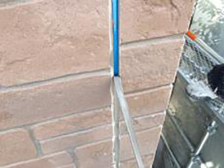 切り取った古いコーキングを撤去します。