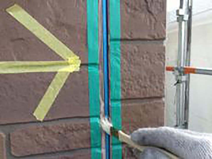 専用プライマーを塗布します。