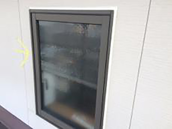 開口部を新しいコーキングに打ち替えました。