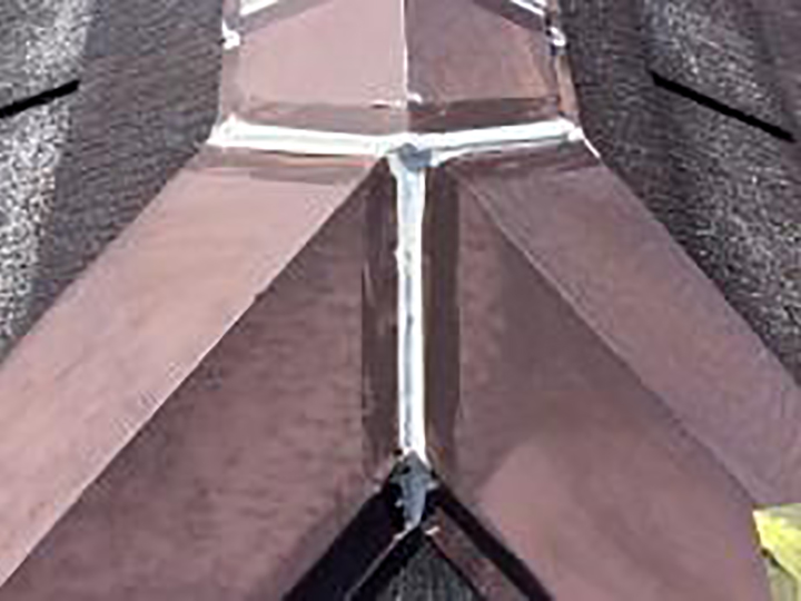 屋根鈑金包みジョイント部を新しいコーキングに打ち替えました。