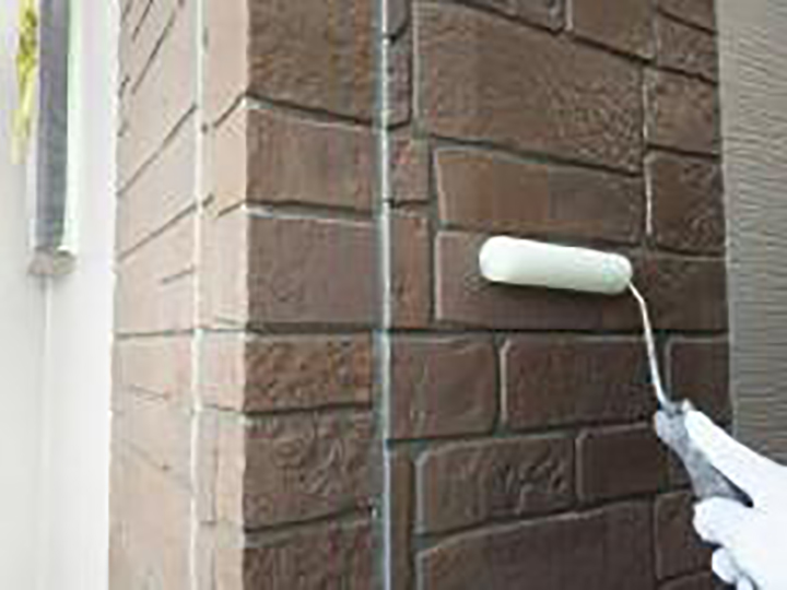 化粧壁の下塗りを行います。