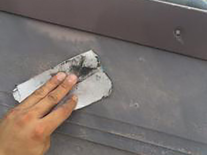 破風の素地を調整します。