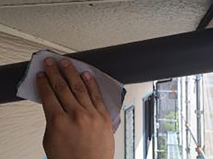 雨樋の素地を調整します。