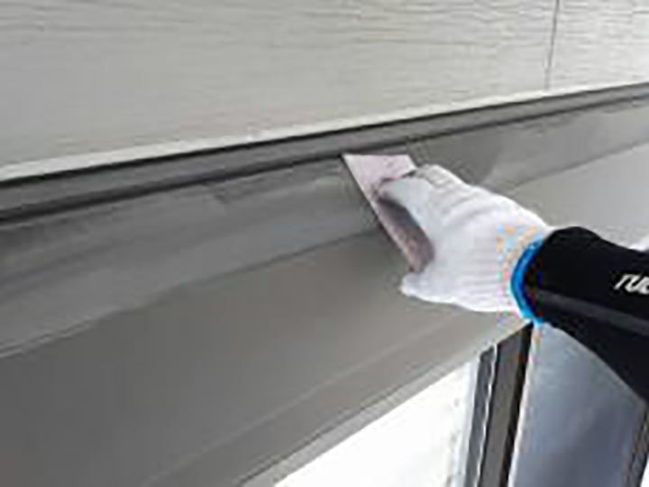 シャッターBOXの素地を調整します。