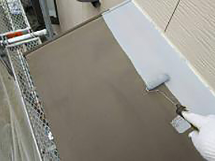 霧除けにサビ止めを塗布します。