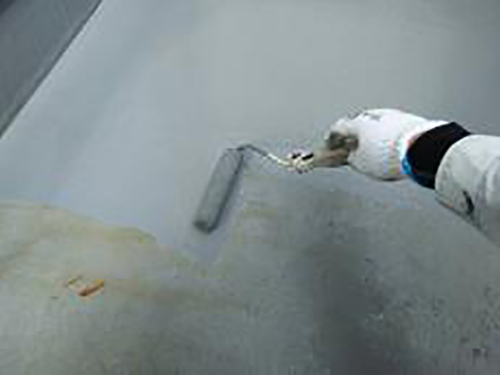 バルコニ―上塗り（トップコート塗布）を行います。