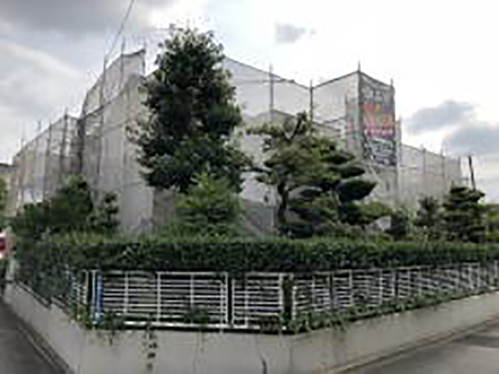 足場架けとメッシュシートを設置します。