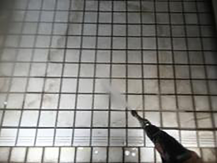 玄関周りを高圧ジェットで洗浄します。（サービス）