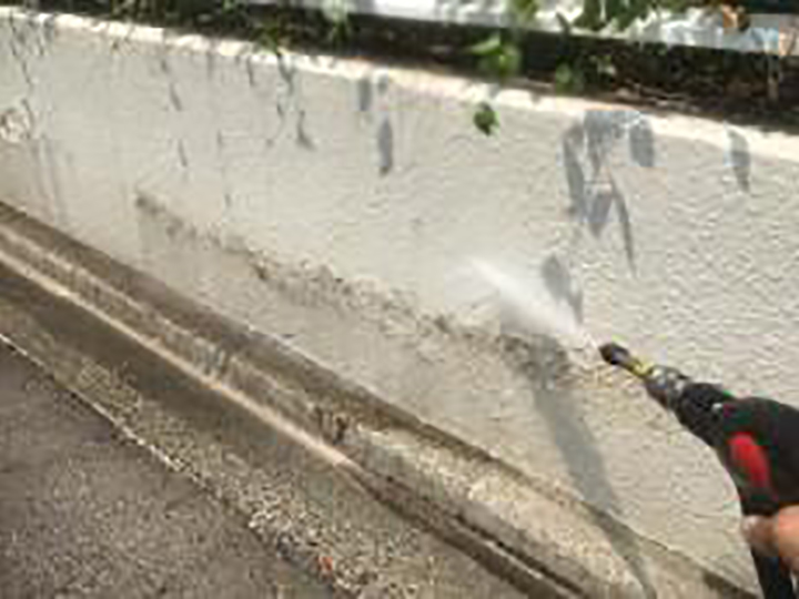 外塀を高圧ジェットで洗浄します。