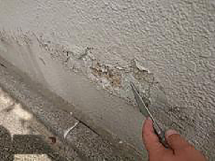 外塀の素地を調整します。