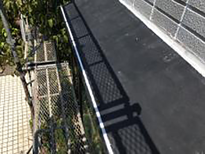 出窓天端の端部に新しくコーキングを設置しました。